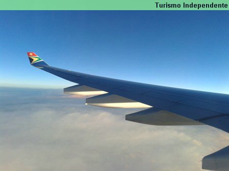 Nas asas da South African Airways.