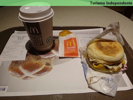 Café da manhã no McDonalds.
