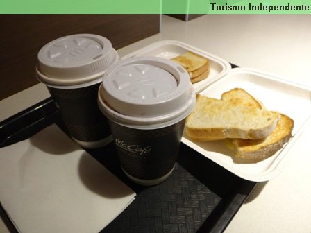 Café da manhã no McDonalds. Aqui também tem wi-fi grátis.