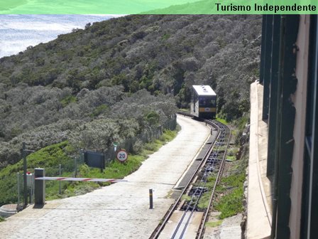 Descendo com o funicular em Cape Point.