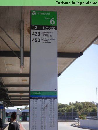 Totem na estação Warwick com os horários dos ônibus.