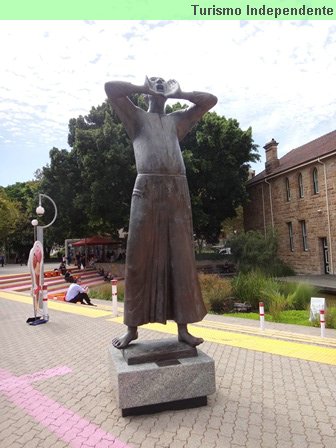 Uma estátua na frente da Galeria de Arte.