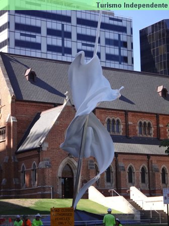 Legal essa escultura que parece um tecido branco.