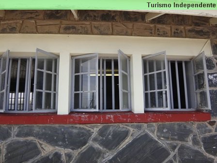 Janelas da cela, hoje com a proteção de vidros.