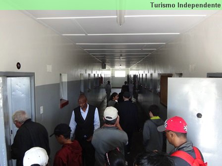 Turistas entrando na prisão de segurança máxima.