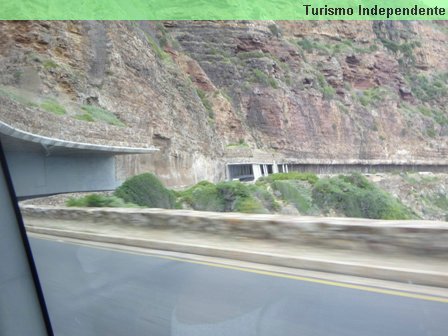 Um túnel feito na própria rocha.