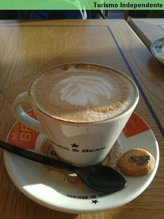 Cappuccino no Mugg & Bean, aeroporto de Joanesburgo.