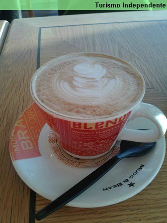 Cappuccino no Mugg & Bean, aeroporto de Joanesburgo.