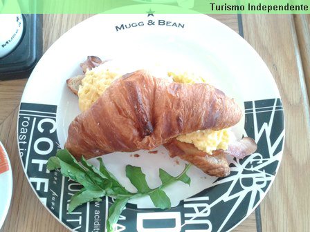 Croissant no Mugg & Bean, aeroporto de Joanesburgo.