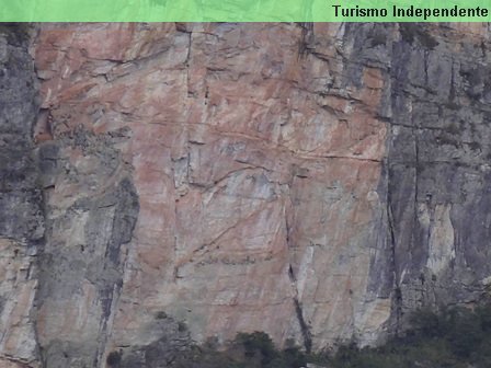 Número dois gravado na montanha pela natureza.