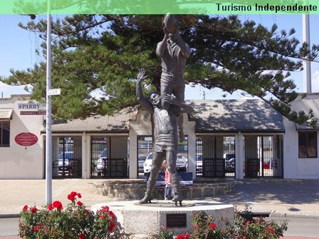 Estátua de jogadores de rugby em frente ao Fremantle Oval.