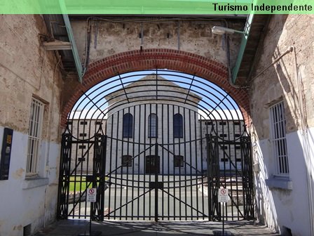 Portão de entrada da prisão em Fremantle.