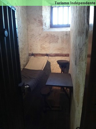 Algumas celas possuíam redes ao invés de camas.