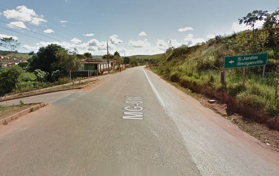 Após passar pela cidade, na MG-010, ao ver a placa Jd. Bouganville, entrar à esquerda.