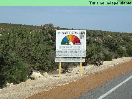 Placas na estrada com indicador de risco de incêndio.