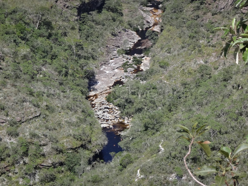 A mesma foto anterior, em tamanho original. Clique para ampliar e ver o quão pequenas estão as pessoas comparadas com os poços e a cachoeira.