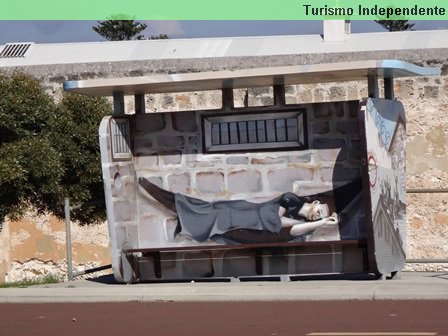 Pintura em ponto de ônibus ao lado da Prisão de Fremantle