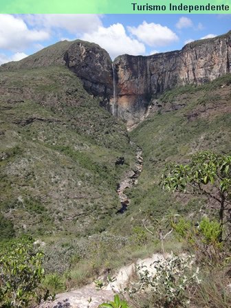 É necessário caminhar na margem do rio para chegar até o poço da Cachoeira do Tabuleiro.