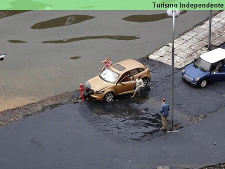 Acidente de carro no Mini Mundo. Ninguém se feriu.