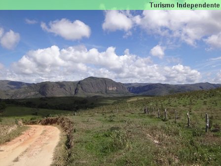 Estrada de terra até o estacionamento da trilha da Cachoeira Rabo de Cavalo.