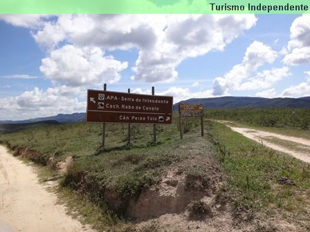 Estrada de terra até o estacionamento da trilha da Cachoeira Rabo de Cavalo.