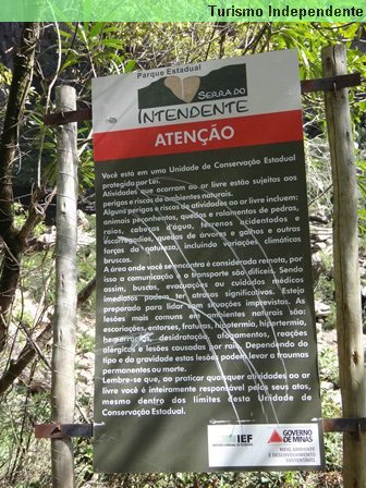 Placa informativa sobre riscos, legislação, responsabilidades.