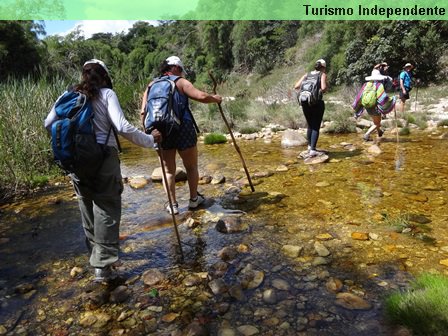 Travessia de rio na trilha da Cachoeira Rabo de Cavalo.