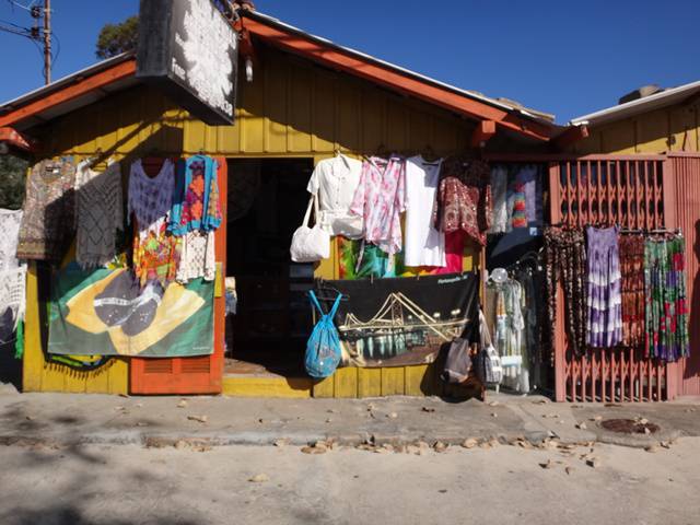 Venda de tecidos e rendas na Avenida das Rendeiras.