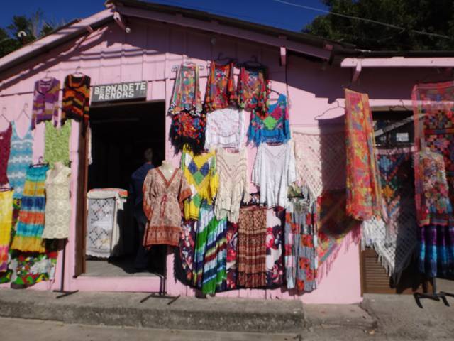 Venda de tecidos e rendas na Avenida das Rendeiras.