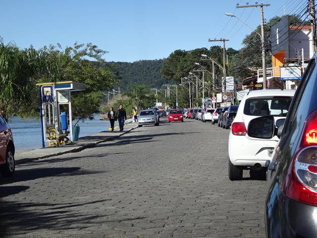 Trânsito na Avenida das Rendeiras.