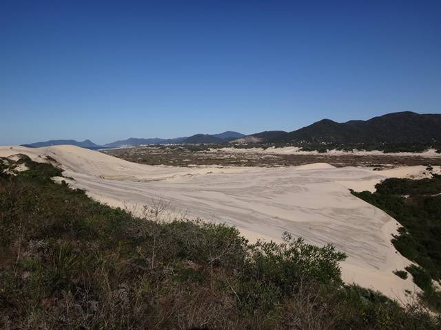 Trilha Dunas da Praia da Joaquina, em Florianópolis/SC.