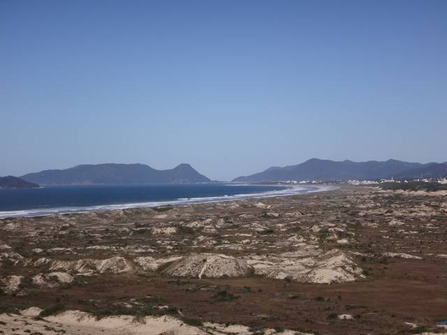 Trilha Dunas da Praia da Joaquina, vista ao fundo.