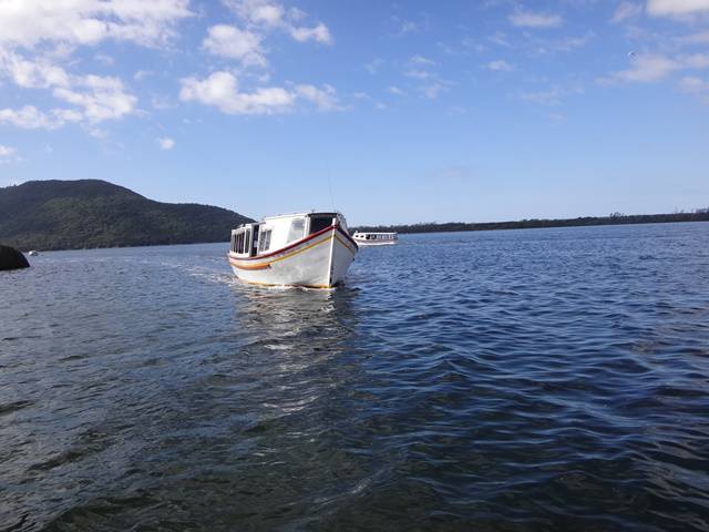 Barco que faz o trajeto por toda a costa da Lagoa da Conceição.