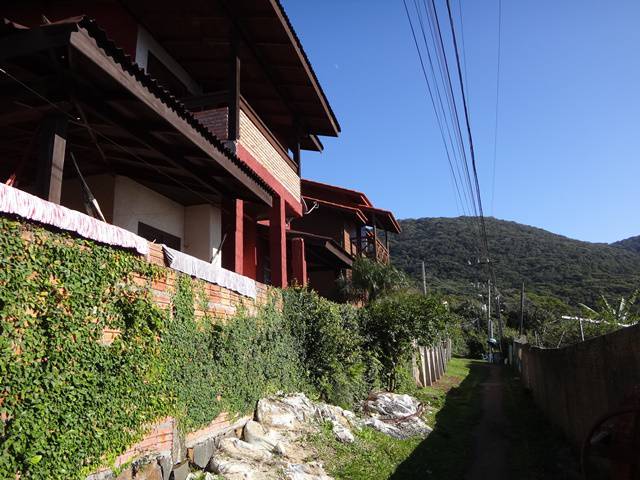 Residências na Trilha da Costa da Lagoa, em Florianópolis.