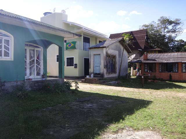 Perto da parada de barcos 19, mais algumas casas.