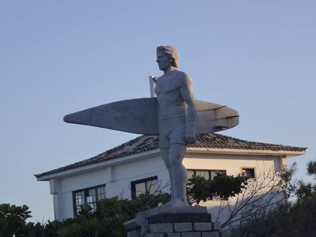 Estátua de um surfista, na Praia Mole, Floripa.