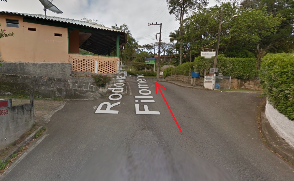 Chegando em Naufragados - estreitamento de via. Foto: Google Maps.