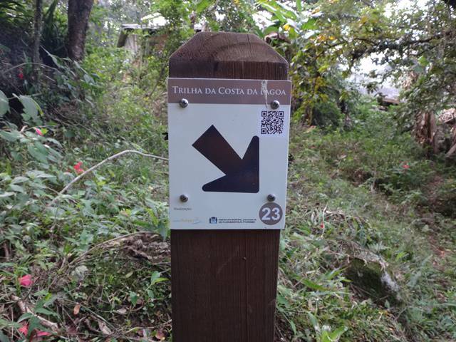 Marcos numerados indicando a direção da trilha.
