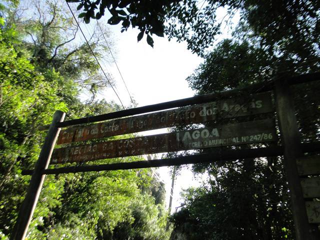 Portal de início da Trilha da Costa da Lagoa ao Canto dos Araçás.