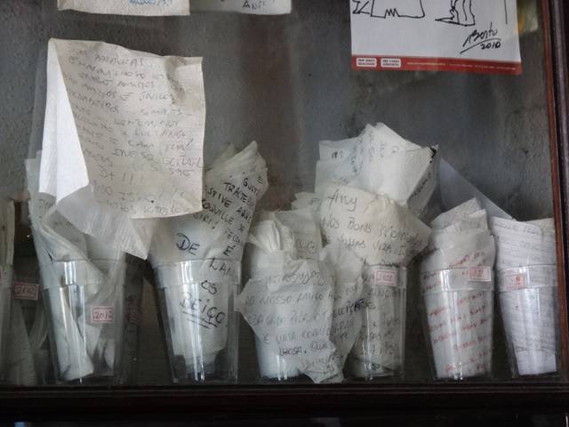 Bilhetes dentro de copos, decoração do restaurante Moqueca da Ilha, em Florianópolis.