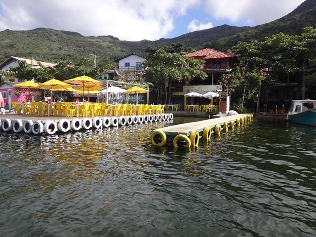 Restaurantes nas margens da Lagoa da Conceição.