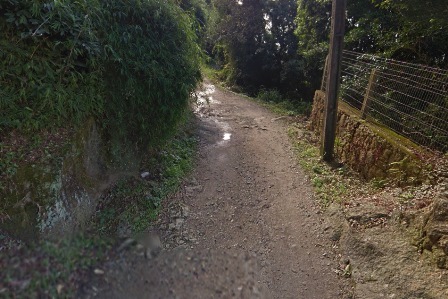 Caminho até o início da trilha: pouco asfalto e via estreita. Foto: Google Maps