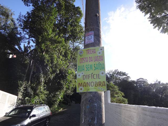 Placa indicando dificuldades de manobra.