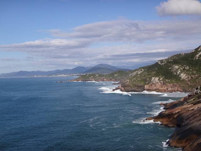 Ao fundo, a Praia da Joaquina, vista da Trilha do Gravatá.