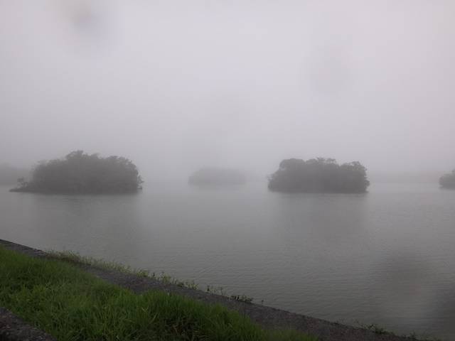 Início da caminhada sob forte chuva e neblina.