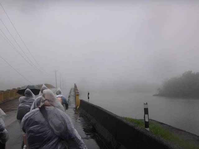 Galera caminhando a chuva.