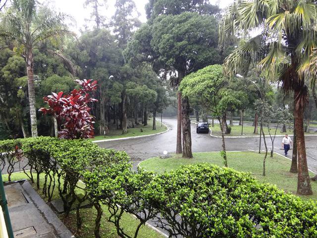 Jardim ao fundo da Casa de Visitas.