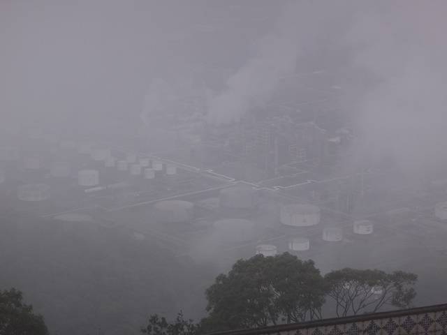 Terminal da Transpetro encoberto pela neblina.