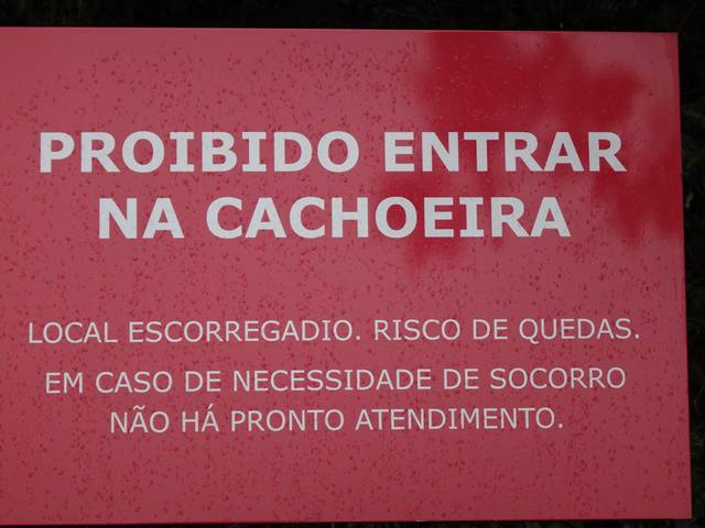 Não se pode entrar nas cachoeiras. Com sol, a vontade de entrar deve ser grande.