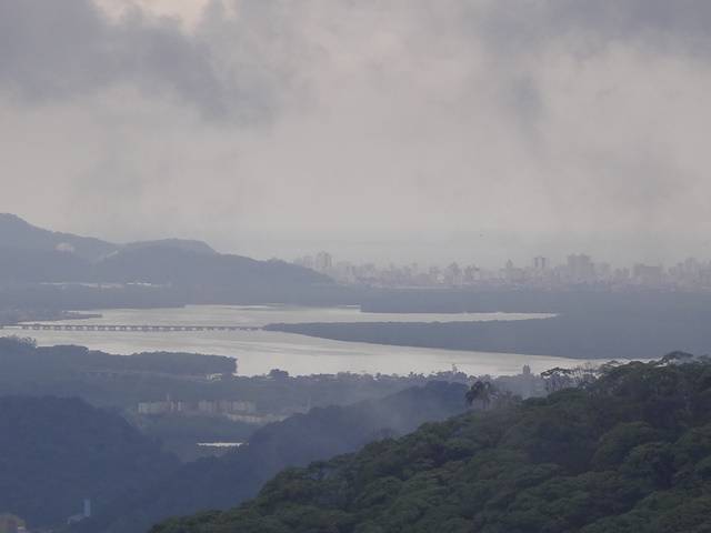 Paisagem, sendo possível ver a cidade ao fundo.